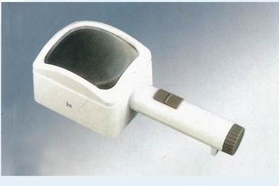 Lupa de mesa iluminada